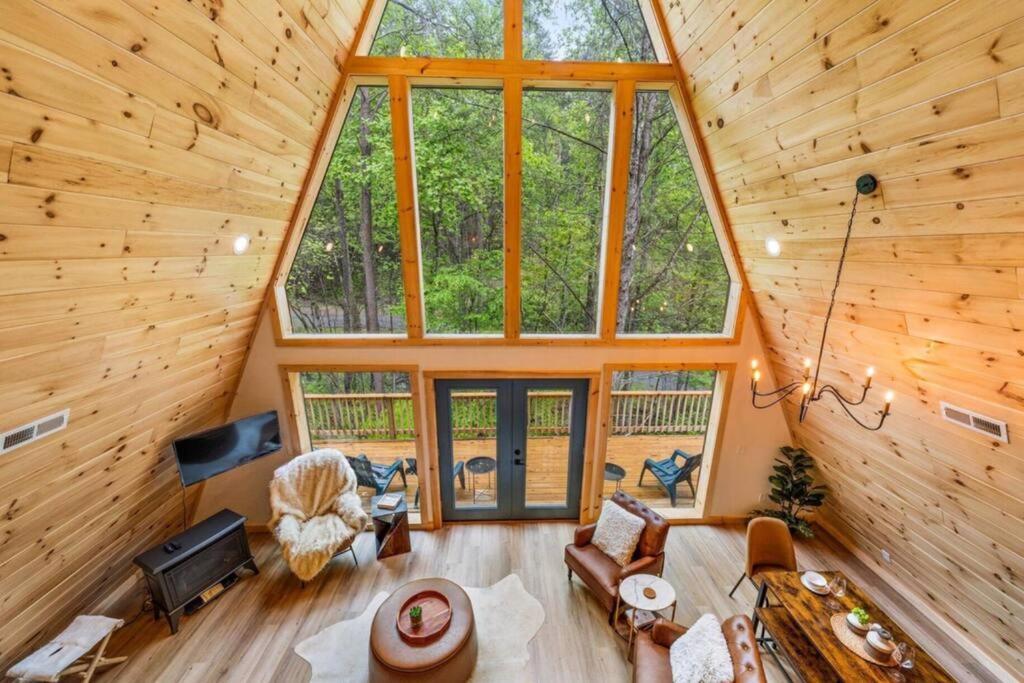 Holiday home Luxe Retreat - Last Wknd April! - Easy Drive - Xl Swim Sevierville